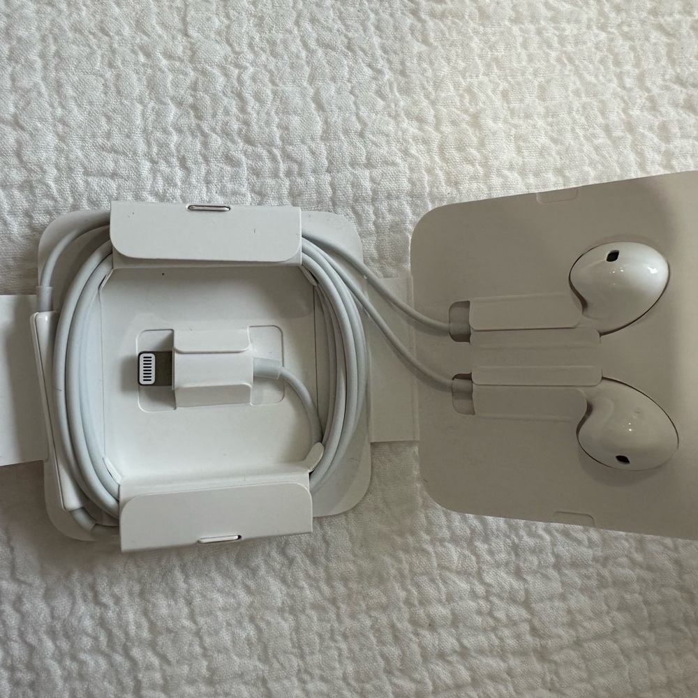 Apple White Wired EarPods with Lightning Connector